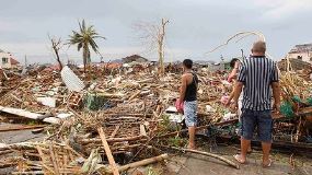  Super typhoon Haiyan wreaks havoc, kill thousands in the Philippines and speeds towards Vietnam