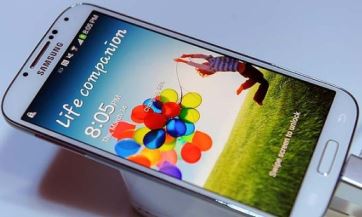  Samsung Galaxy S5 has a larger as well as sharper display screen