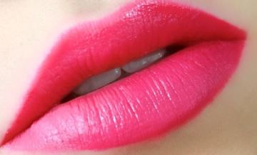 How can I stop my lipstick from bleeding?