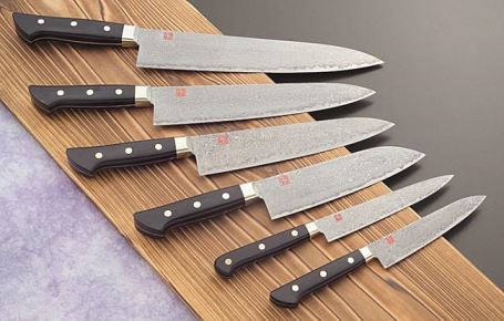  HOW TO CHOOSE THE RIGHT COOKING KNIFE