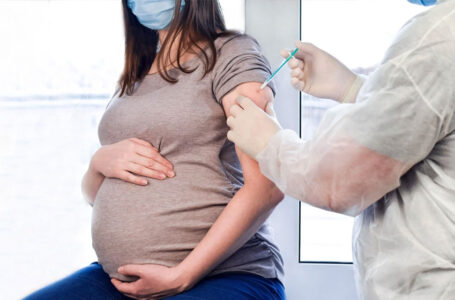 गर्भावस्था और स्तनपान के दौरान कोविड-19 का टीकाकरण